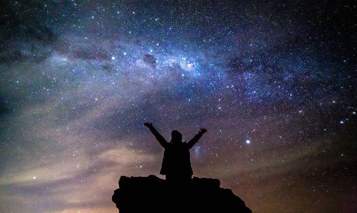 Céu de novembro terá cometa 3I/ATLAS e chuva de meteoros