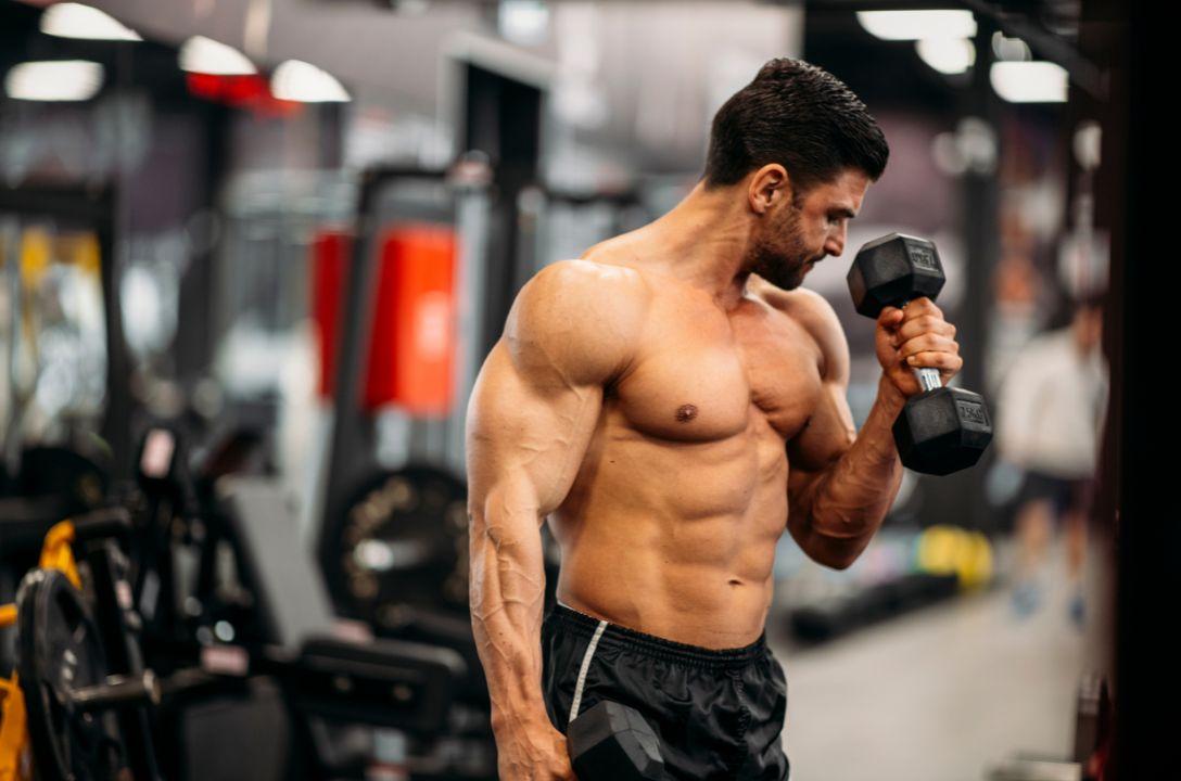 Musculação com pesos leves e muitas repetições