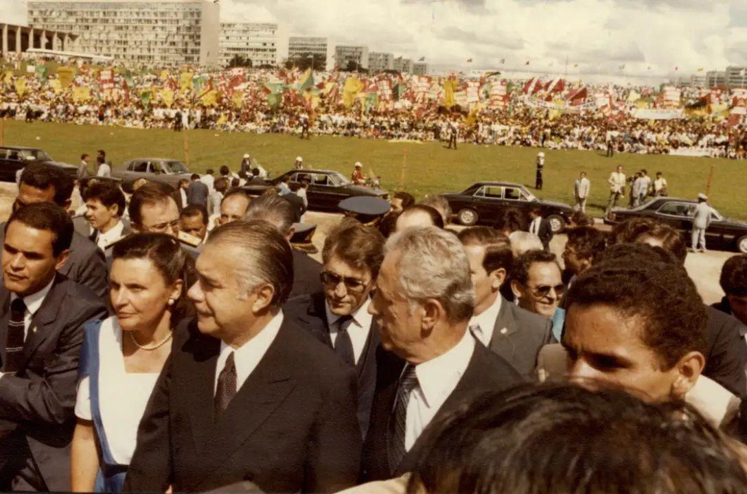 Sarney subia a rampa do Congresso Nacional para tomar posse