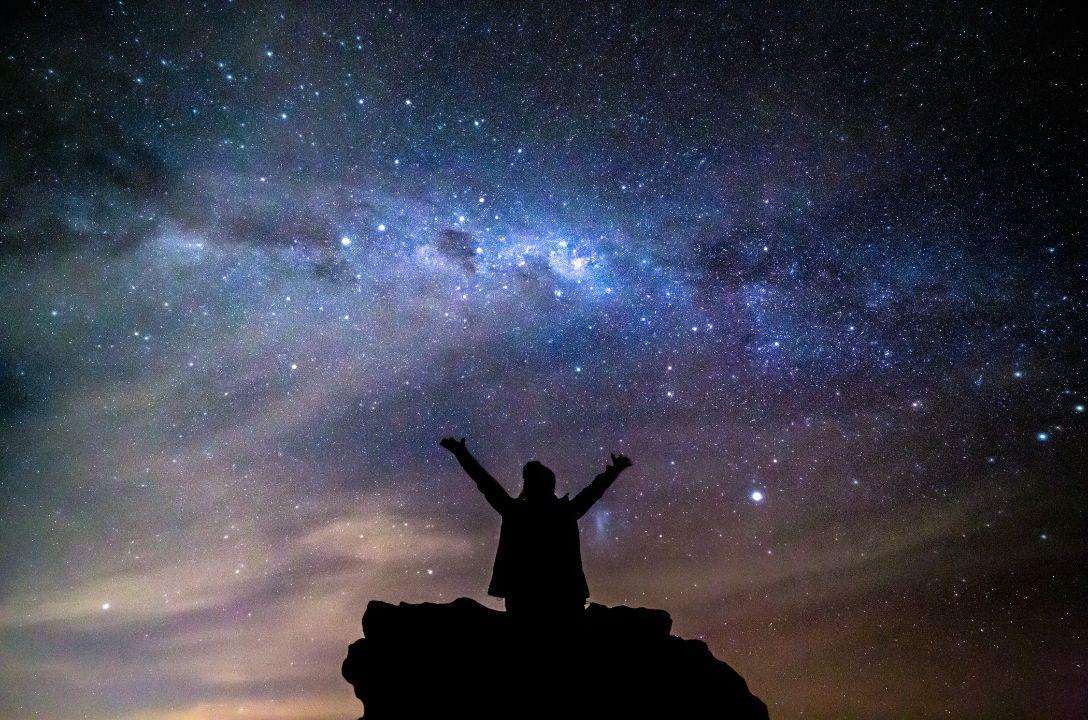 Céu de novembro terá cometa 3I/ATLAS e chuva de meteoros